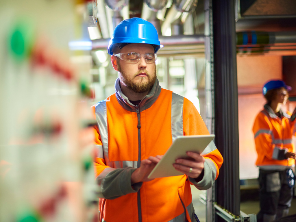 Salarié d'un entrepôt effectuant des analyses sur les équipements logistiques.